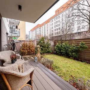 Kierbedzia 6 - Bezplatny Podziemny Parking - Free Parking - Piekny Ogrodek Z Tarasem - 2km Lazienki Krolewskie - Wifi - Smart Tv 50 Cali - Good Apartament